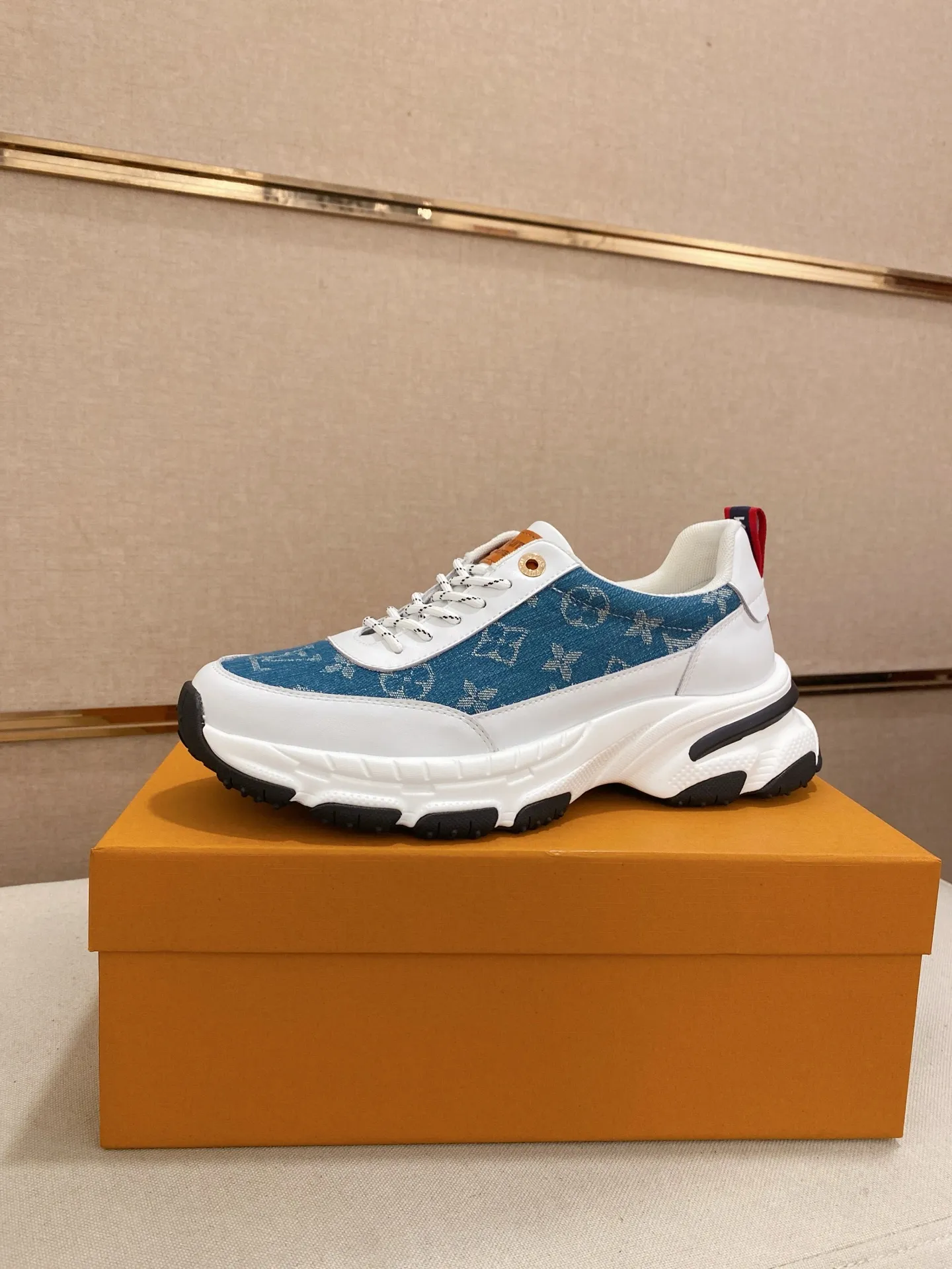 Men's shoes💰 442💰Louis Vuitton (Louis Vuitton/LV) top 🔍🔍 new models are on sale at the same time, the upper 🇮🇹 imported Italian first-layer cowhide, fully imported breathable mesh lining 💪💪, completely 1⃣️compared 1⃣️Reproduction🇮🇹💪💪, ⚠Sole: The original sole is specially provided by the original factory, the exclusive movable molded sole is super comfortable, ⚠Original factory follow-up goods, 🔍🔍high quality, you can enter and leave the counter at will, welcome to compare⚠. Code number: 38-44. Can be customized for 45 non-refundable!